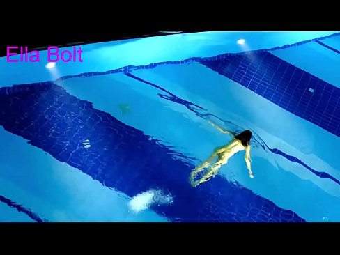 ❤️ Não consigo parar de ver, jovem loira apanhada a nadar nua na piscina da estância balnear ELLA BOLT ️❌ Porno doméstico em nós ️❤