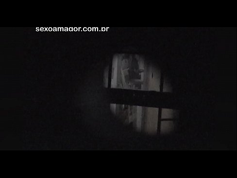 ❤️ Lourinho é filmado secretamente por um voyeur de bairro escondido atrás de tijolos ocos ️❌ Porno doméstico em nós ️❤