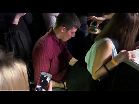 ❤️ Sexo real numa discoteca russa. Rapariga russa de 18 anos no ânus e vagina fodida numa discoteca ️❌ Porno doméstico em nós ️❤